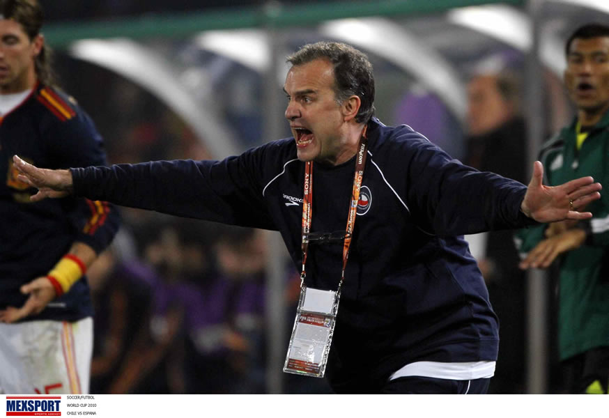 Marcelo Bielsa se ha distingo por tener una filosofía como DT, la cual logra plasmar en sus equipos. FOTO: Mexsport.