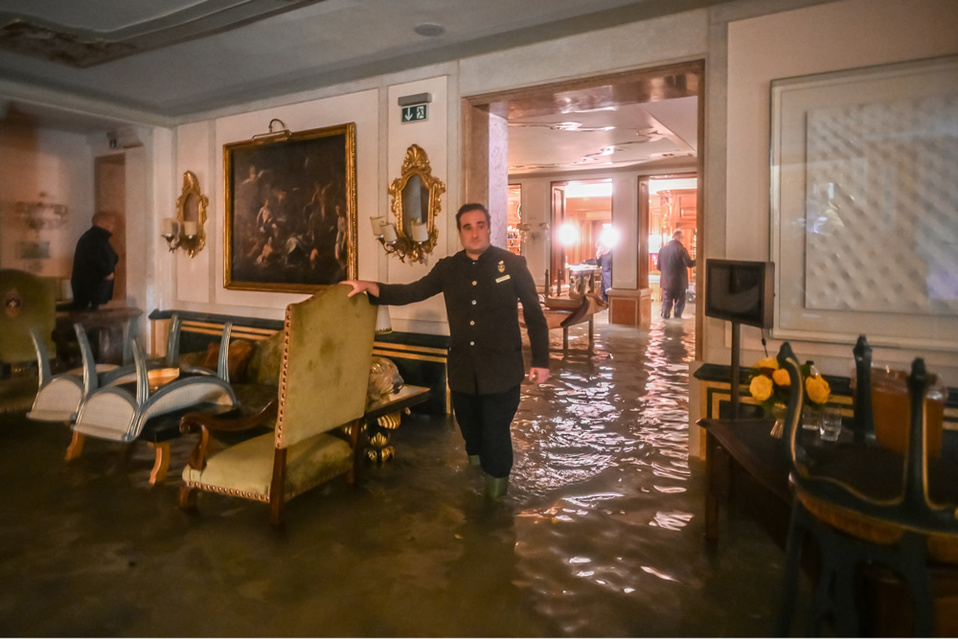 Así luce la ciudad donde el agua inundó palacios, museos, hoteles, tiendas y casas. (AFP)
