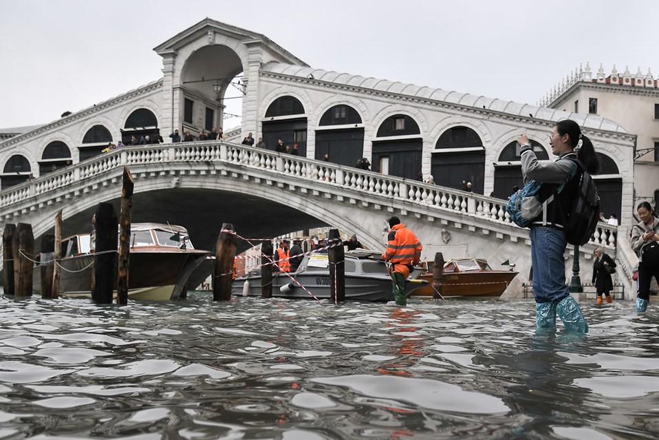 Así luce la ciudad donde el agua inundó palacios, museos, hoteles, tiendas y casas. (AFP)