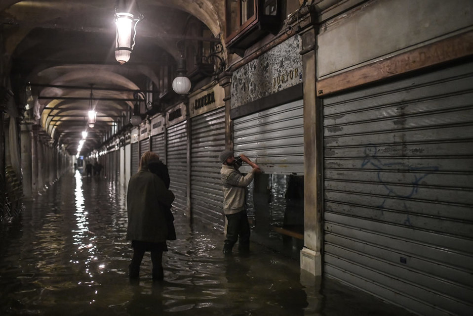 Así luce la ciudad donde el agua inundó palacios, museos, hoteles, tiendas y casas. (AFP)
