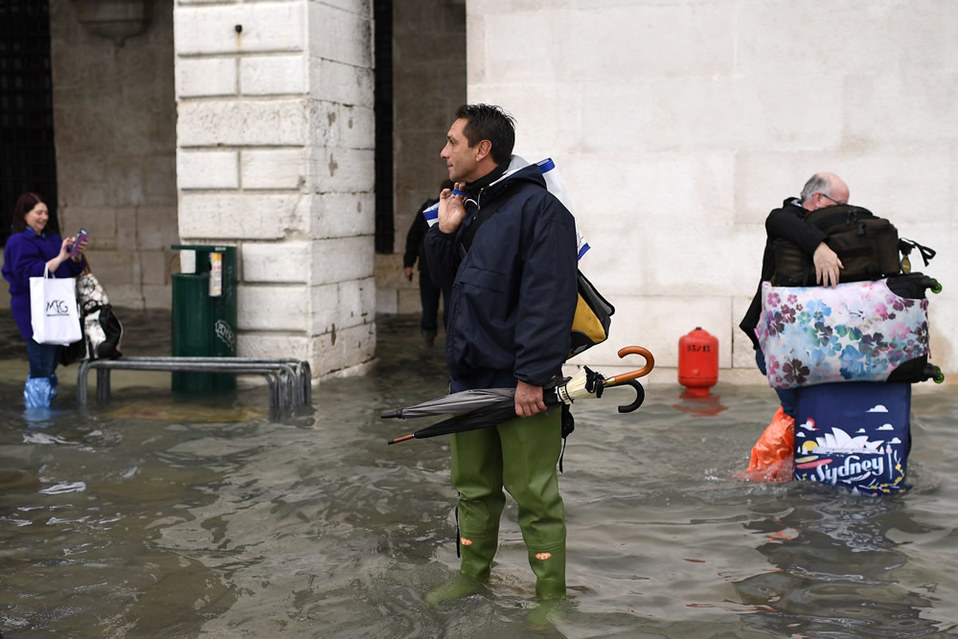 Así luce la ciudad donde el agua inundó palacios, museos, hoteles, tiendas y casas. (AFP)