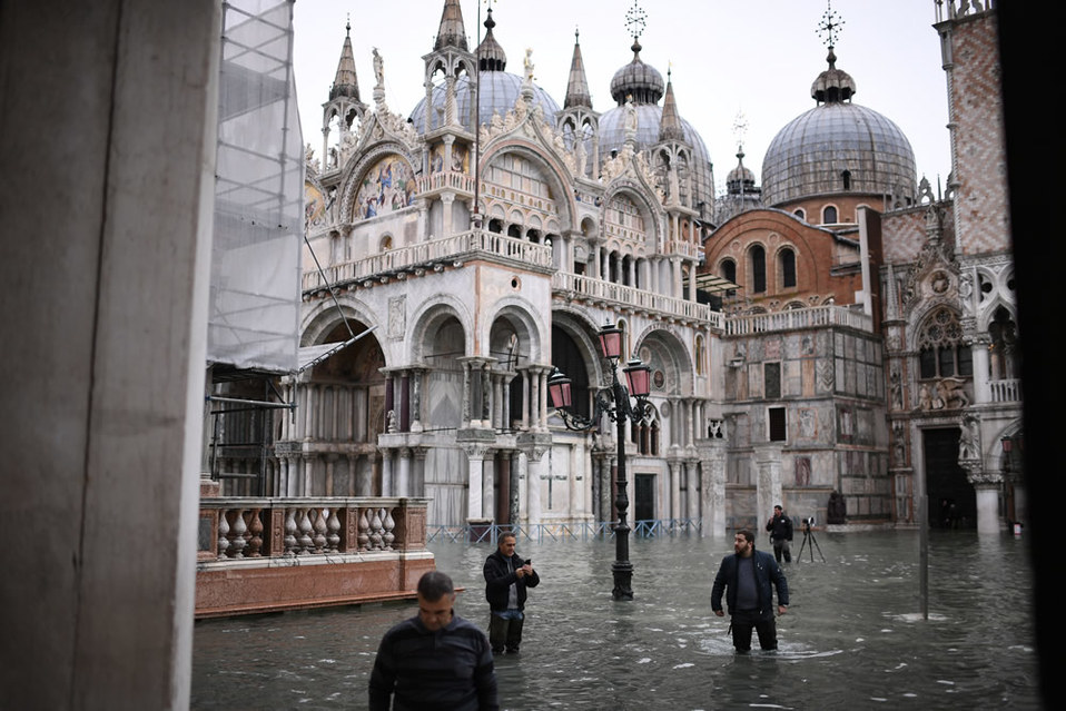 Así luce la ciudad donde el agua inundó palacios, museos, hoteles, tiendas y casas. (AFP)