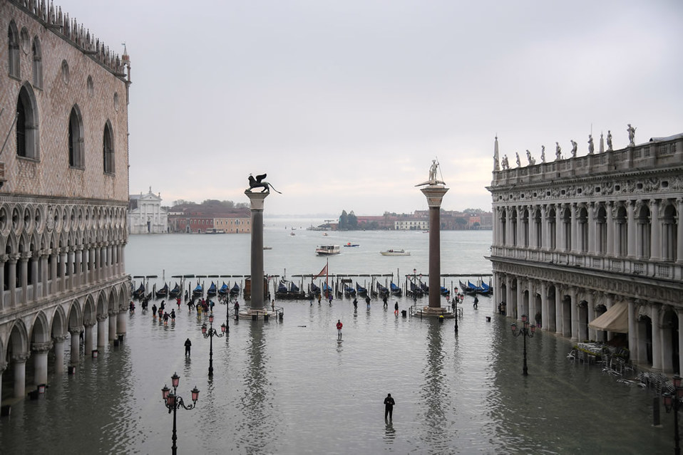 Así luce la ciudad donde el agua inundó palacios, museos, hoteles, tiendas y casas. (AFP)