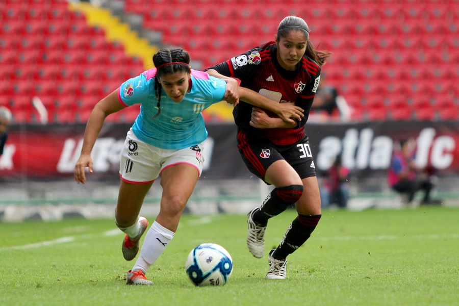 Mariana Cadena y Alison González se disputan el balón. (Foto: Imago 7)