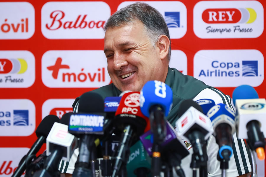 El Tata Martino felicitó al conjunto Sub-17. (Foto: Imago7)