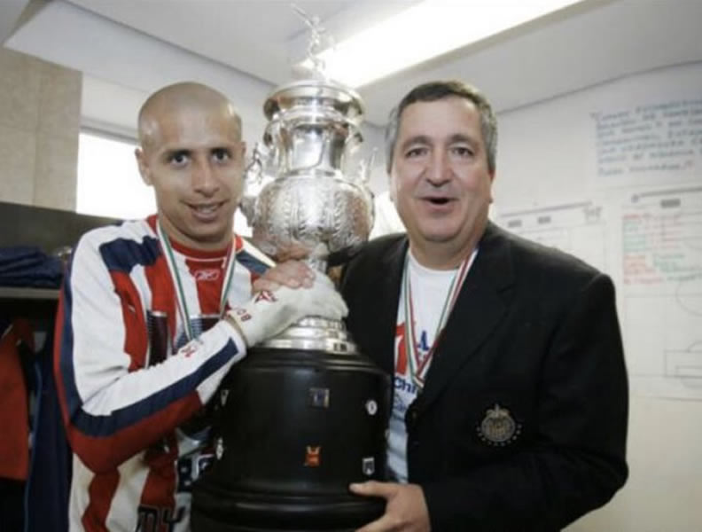 El Bofo ganó el título de Liga con Chivas en 2006. FOTO: @BOFO_7_
