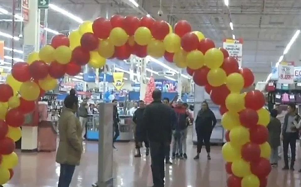La tienda con algunos de los clientes. (Noticieros Televisa)