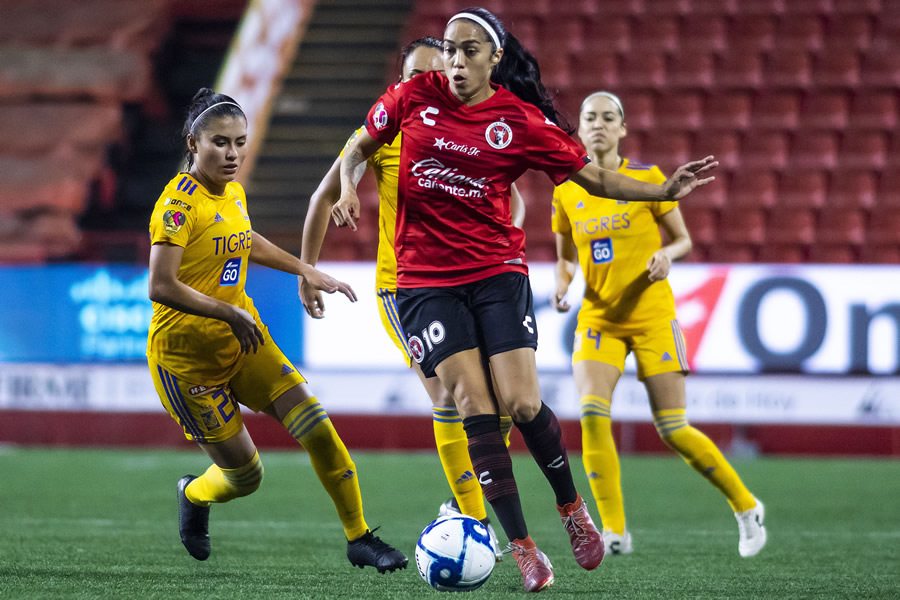 Selene Cortés y Renae Cuéllar disputan el balón el el Caliente. (Foto: Imago 7)