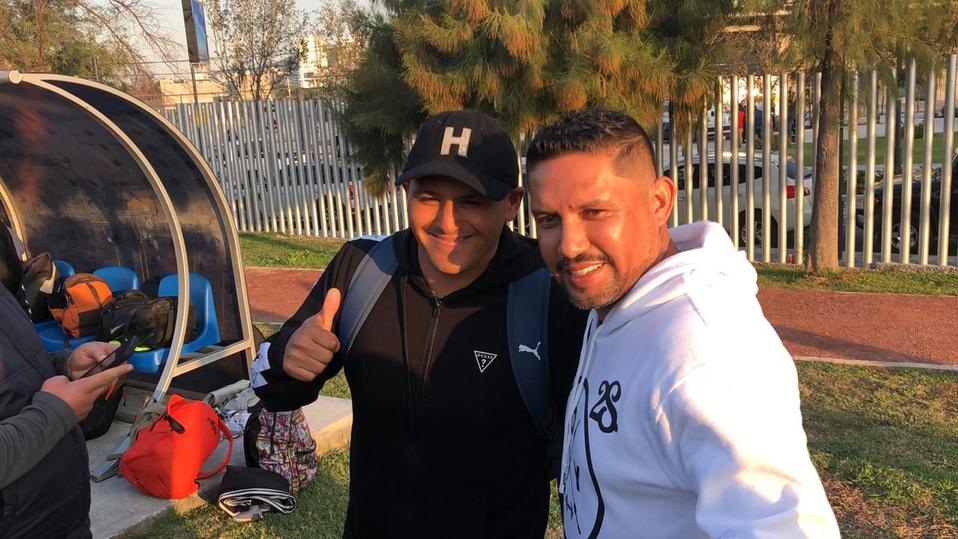 Suazo se dejó consentir por la afición de Rayados. (Foto: Jorge Rosales)