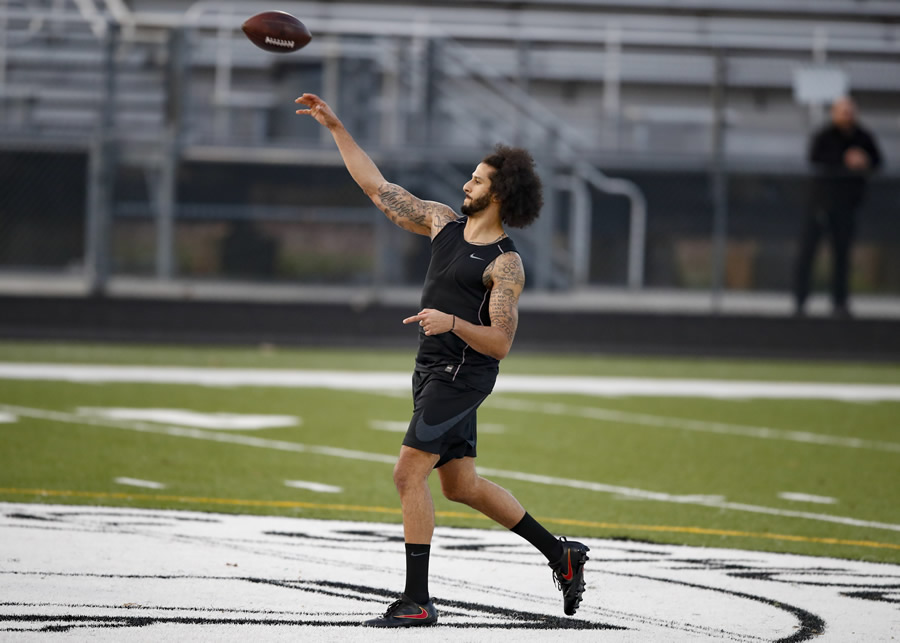 Colin Kaepernick durante el entrenamiento que realizó por su parte. (Foto: AP)