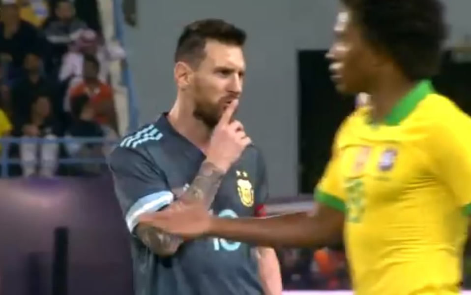 Momento en que Lionel Messi manda a callar a Tite, técnico de Brasil (Captura)