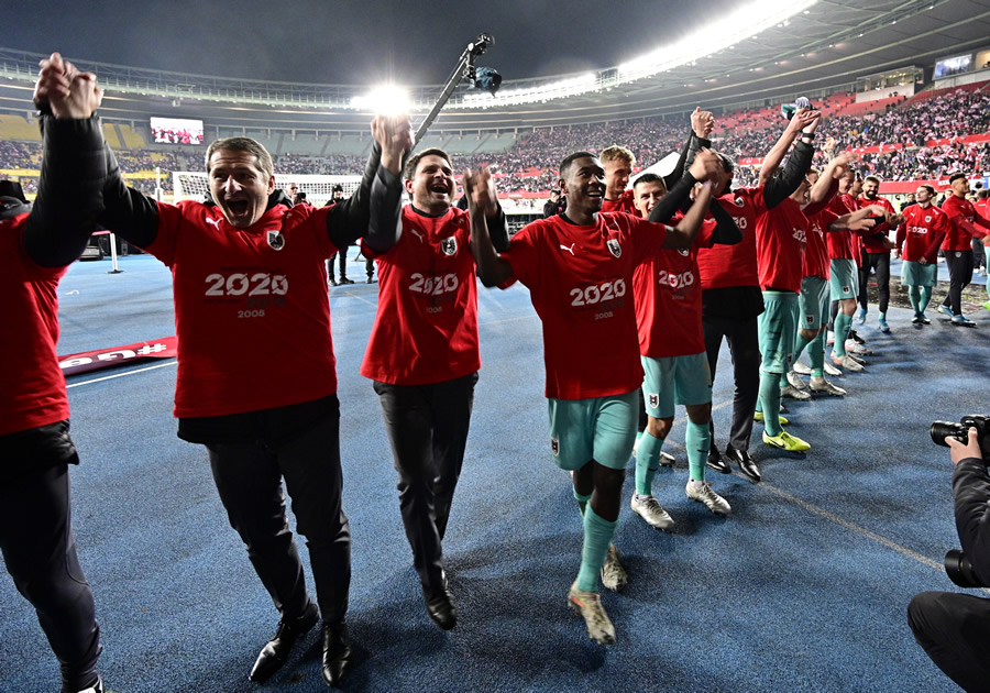La Selección de Austra celebró en grande su pase. (Foto: AFP)