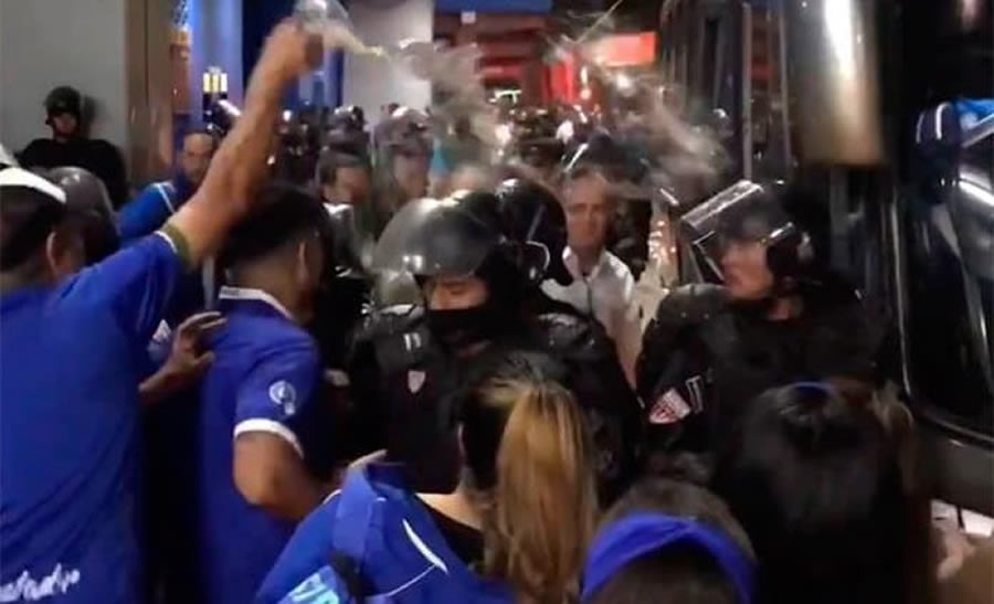 Los aficionados salvadoreños esperaron al estratega al final del partido para insultarlo.