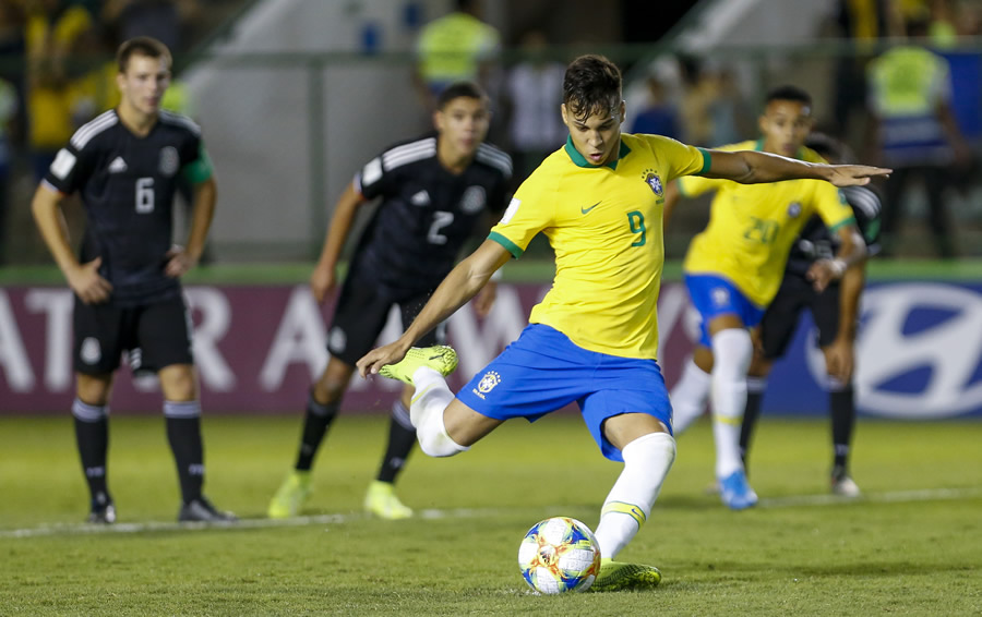Momento en el que cobra Kaio Jorge el penalti. (Foto: AFP)