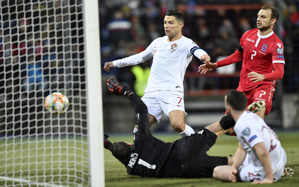 Cristiano Ronaldo sólo tuvo que empujar el balón para hacer su gol 99 (AFP)