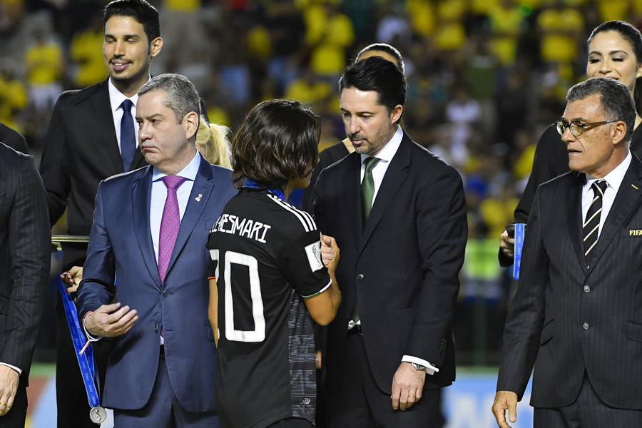 EL jugador mexicano se mostró muy molesto con el árbitro.