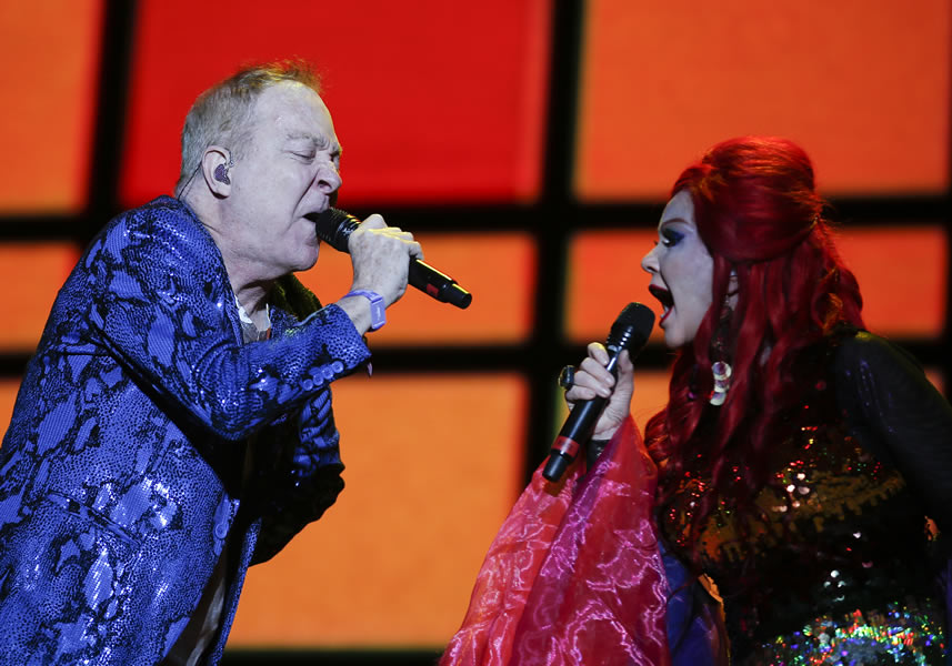 La banda estadounidense The B-52s se lució en el primer día del Corona Capital.  FOTO: Notimex