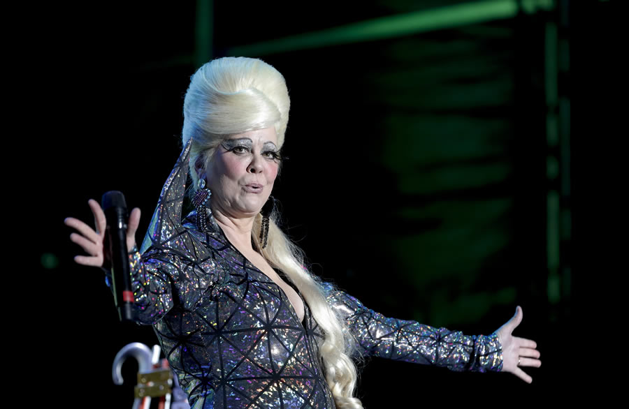 The B-52's sorprendió por los atuendos con los que salieron al escenario. FOTO: Notimex