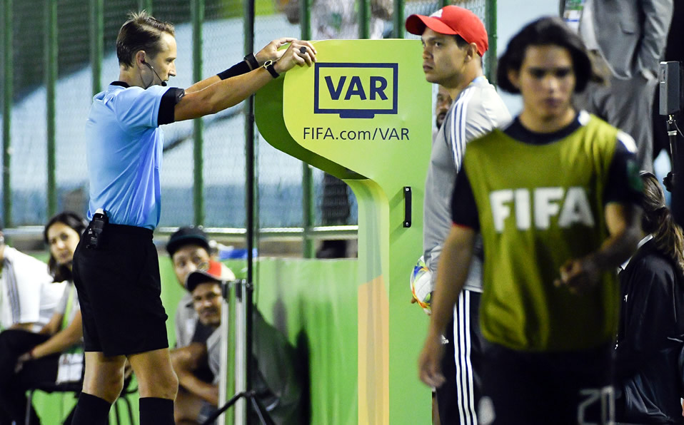 El VAR jugó un papel clave en la Final del Mundial Sub-17 entre Brasil y México. (Imago7)