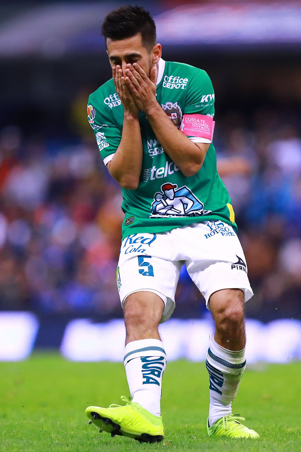 Fernando Navarro: Desde hace varios torneos ha sido el lateral derecho más consistente.