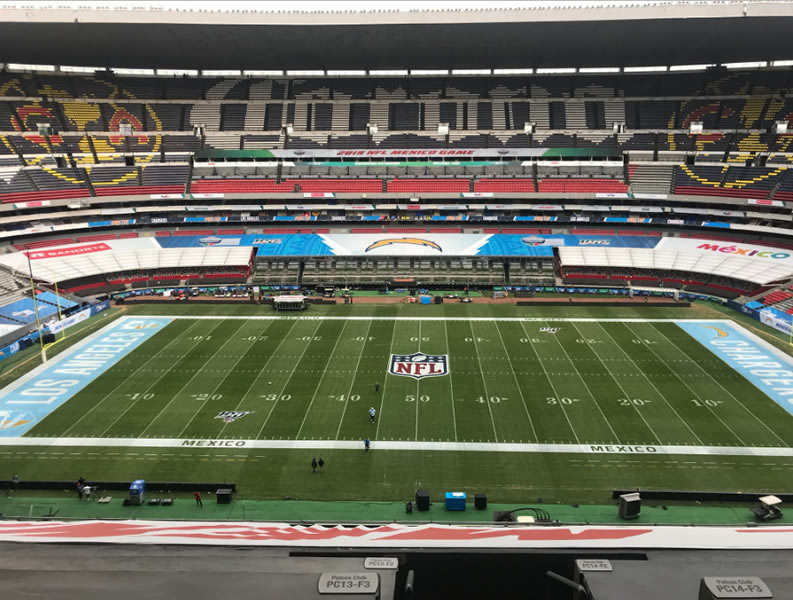 Los trabajadores de la NFL aun darán hoy un último retoque a la cancha en cuanto a pintar las yardas y las zonas de campo. FOTO: @LaurettiLuis