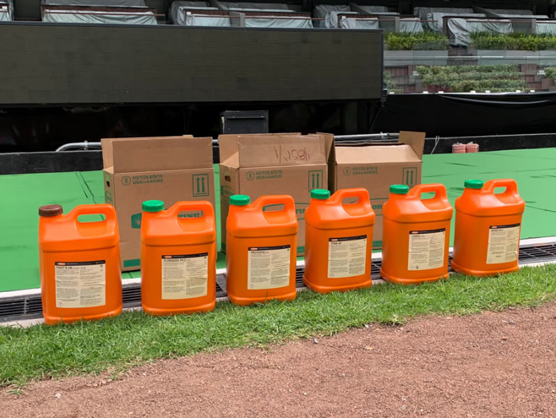 Los fertilizantes que se utilizaron para el cuidado de la cancha.  @LaurettiLuis