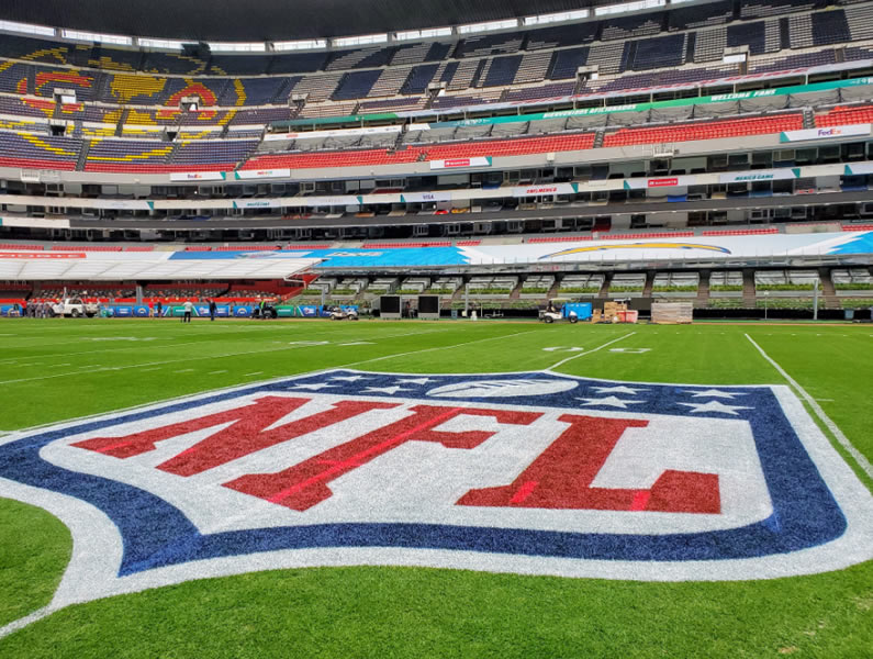 El logo de la NFL ya luce sobre el césped del Azteca para el Monday Night Football. FOTO: @LaurettiLuis