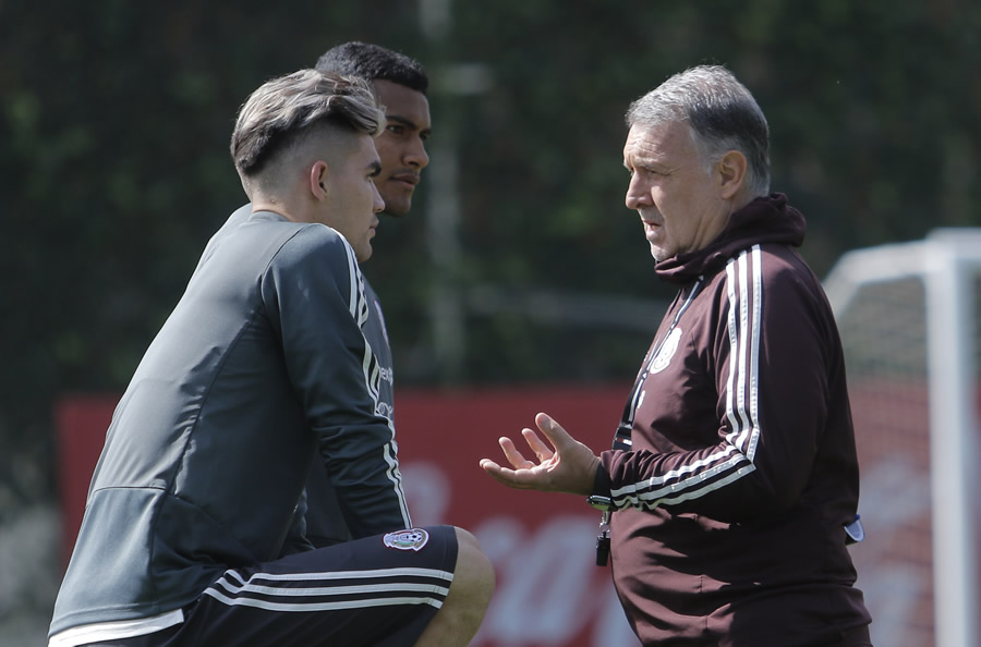 Gerardo Martino charla con Johan Vásquez y Gilberto Sepúlveda. (Foto: Imago 7)