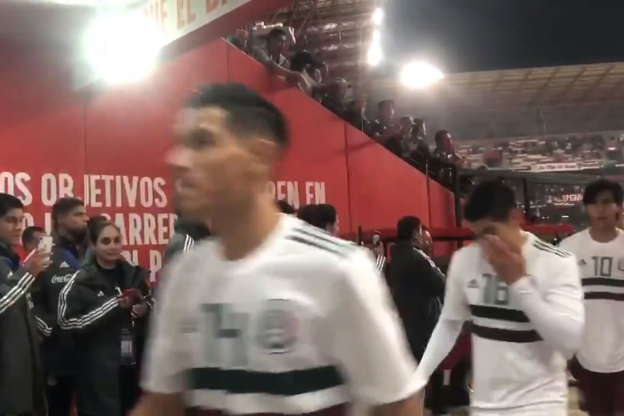 Solo tres jugadores se detuvieron a saludar a todo el equipo subcampeón. (Foto: @Ventimilla)