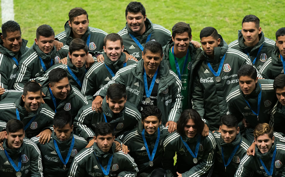 El Tri Sub 17 recibió aplausos y reconocimientos al medio tiempo del México-Bermudas. (Imago7)