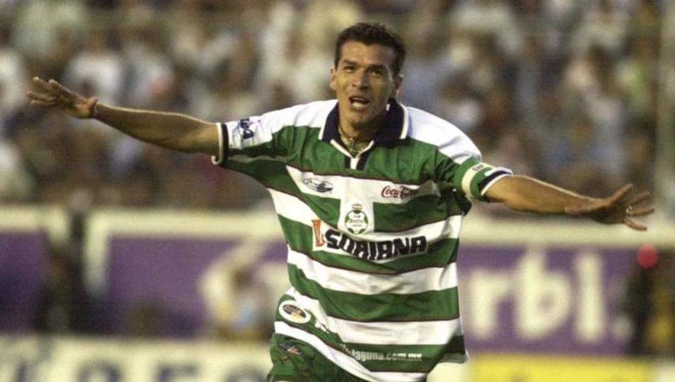 Jared Borgetti festejando un gol con Santos Laguna.
