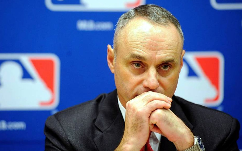 Manfred ha decretado una multa por 2 MDD y la pérdida de dos selecciones del draft. (Foto: @En24Newsy)