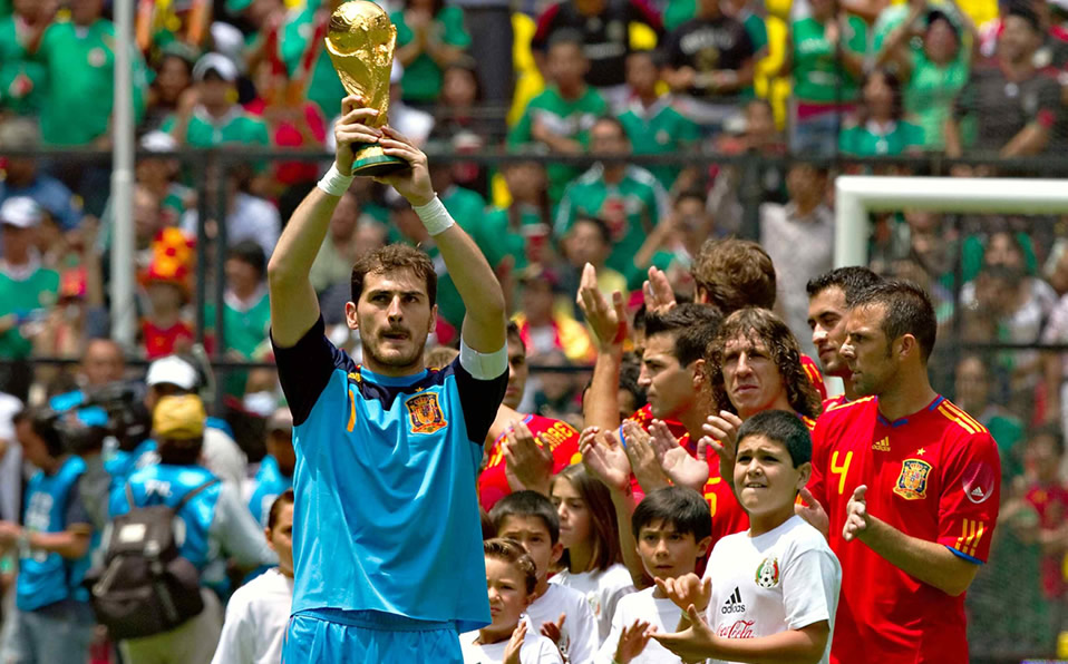 El capitán de la España que ganó el Mundial 2010, Iker Casillas, jugó en el Estadio Azteca contra el Tri. (Mexsport)