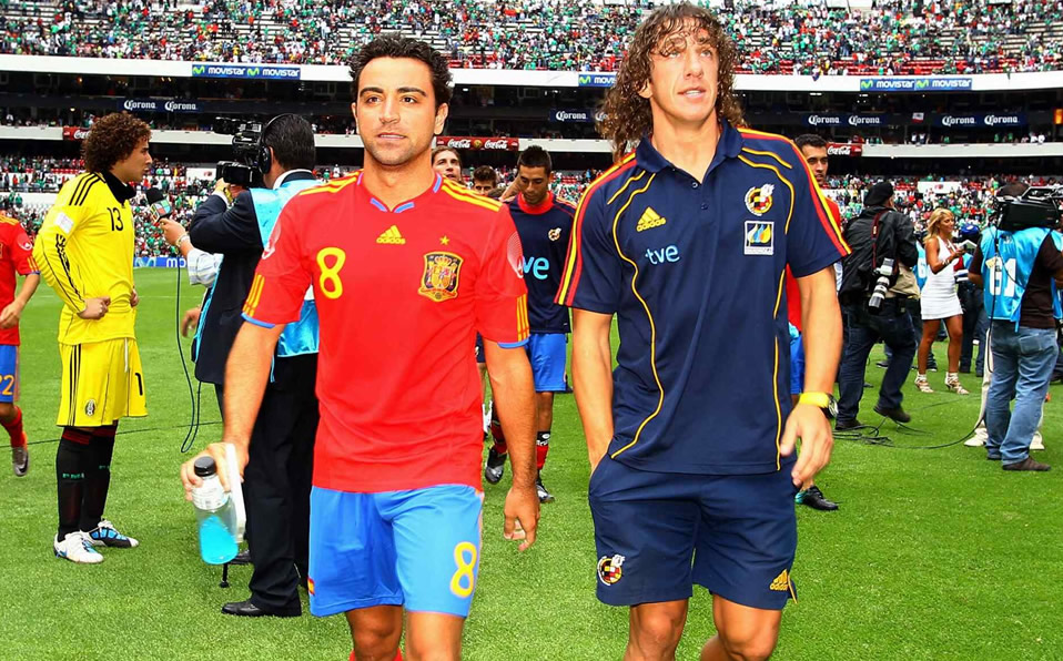 Xavi y Carles Puyol, multicampeones con España y el Barcelona, en el Estadio Azteca. (Mexsport)