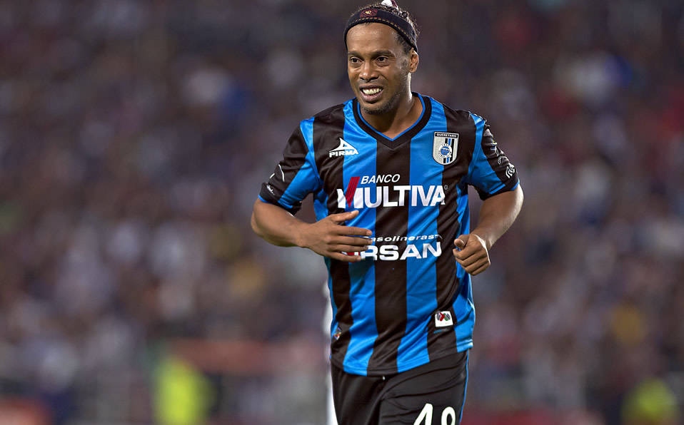 La sonrisa del futbol, Ronaldinho jugó con su S4elección en México y también con Gallos Blancos. (Mexsport)