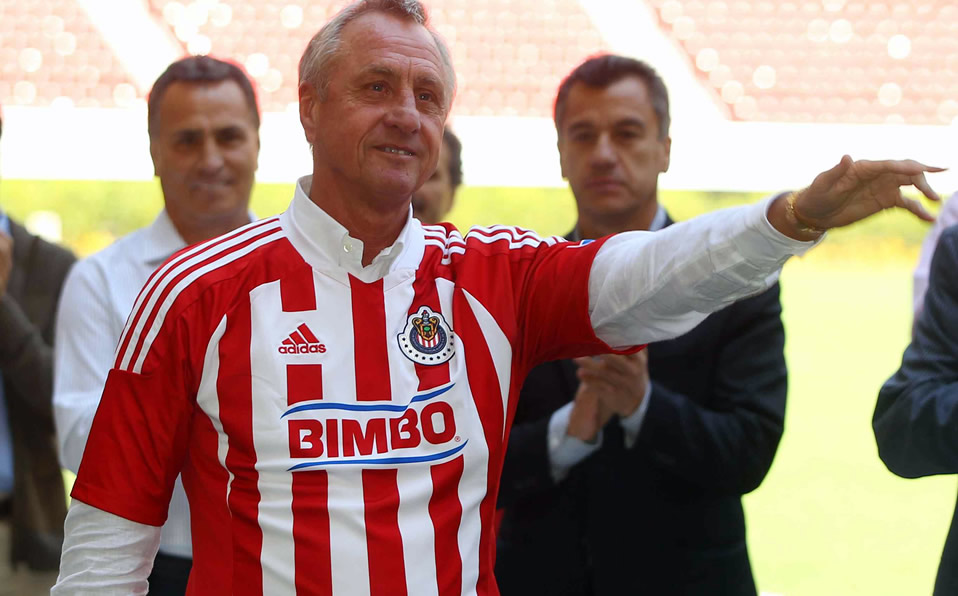 Johan Cruyff no jugó, pero igual trajo su talento a México para las Chivas en la era Vergara. (Mexsport)