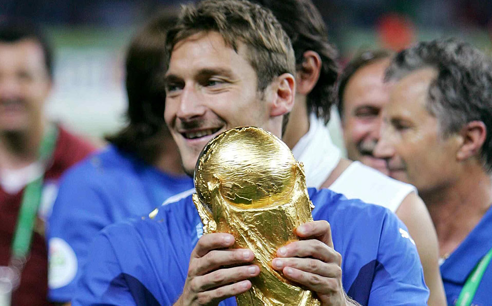 Don Francesco Totti, el eterno capitán de la Roma, jugó un amistoso contra Necaxa en 2003. (Mexsport)