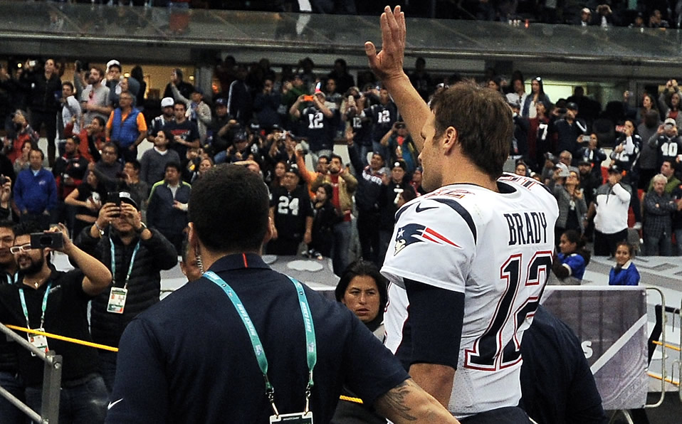 El máximo ganador del Super Bowl de la NFL, Tom Brady, jugó en el Azteca en 2017. (Mexsport)