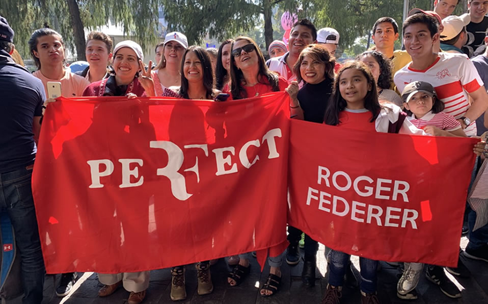 Aficionados esperaban a Roger Federer. (MT)