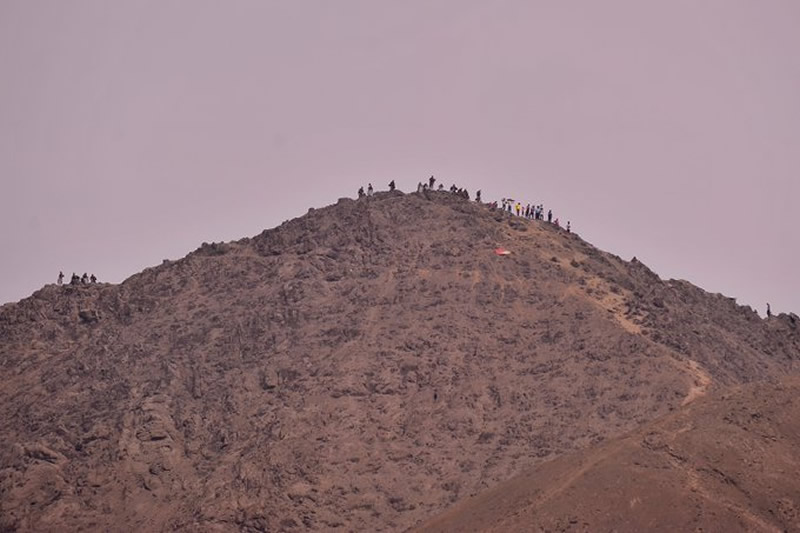 El cerró que está junto al Estadio Monumental de Lima se ha llenado de gente