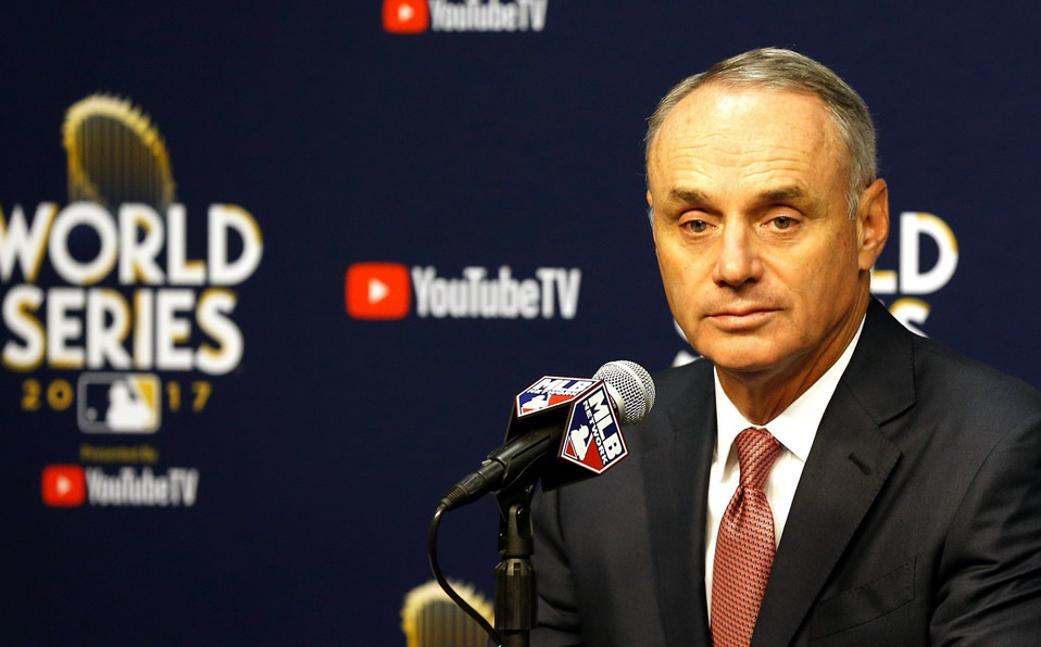 Manfred únicamente ha impuesto dos sanciones: una multa de 2MDD y una selección del draft. (Foto: @baseballvic42)