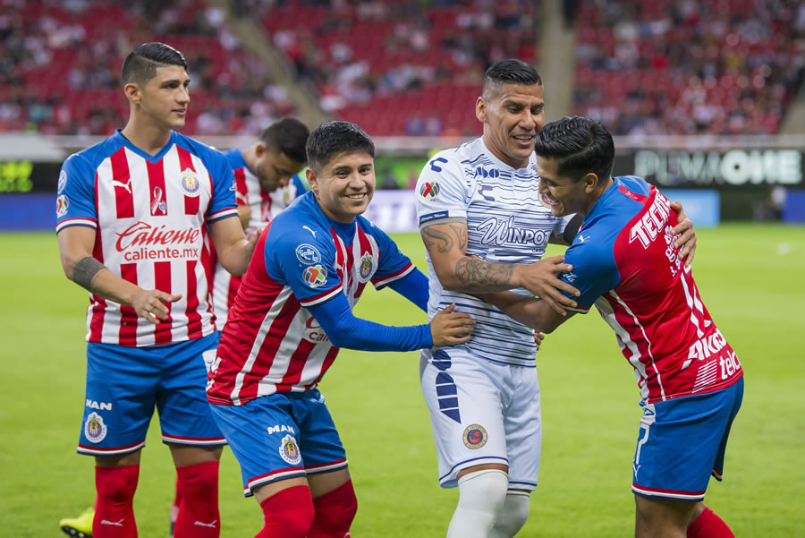 Salcido se vio sorprendido cuando fue invitado por los jugadores del Rebaño a la foto oficial del club. FOTO: Mexsport.