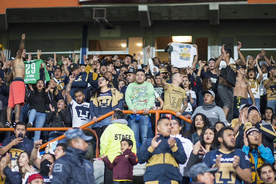 Un fanático rojiblanco ondeó la bandera del Rebaño y los integrantes de la Barra de Pumas lo agredieron (FOTO: Imago7)