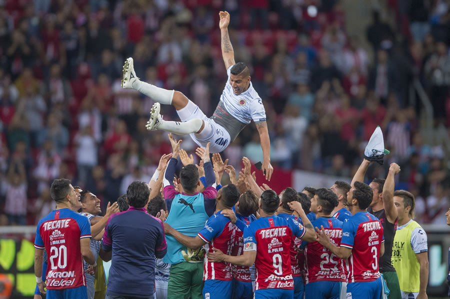 El partido entre Chivas y Veracruz estuvo lleno de emociones por el liderado de goleo del atacante y por el retiro de Salcido. FOTO: Mexsport