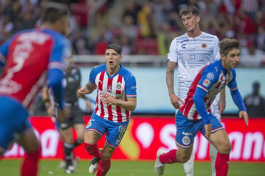 El partido entre Chivas y Veracruz estuvo lleno de emociones por el liderado de goleo del atacante y por el retiro de Salcido. FOTO: Mexsport