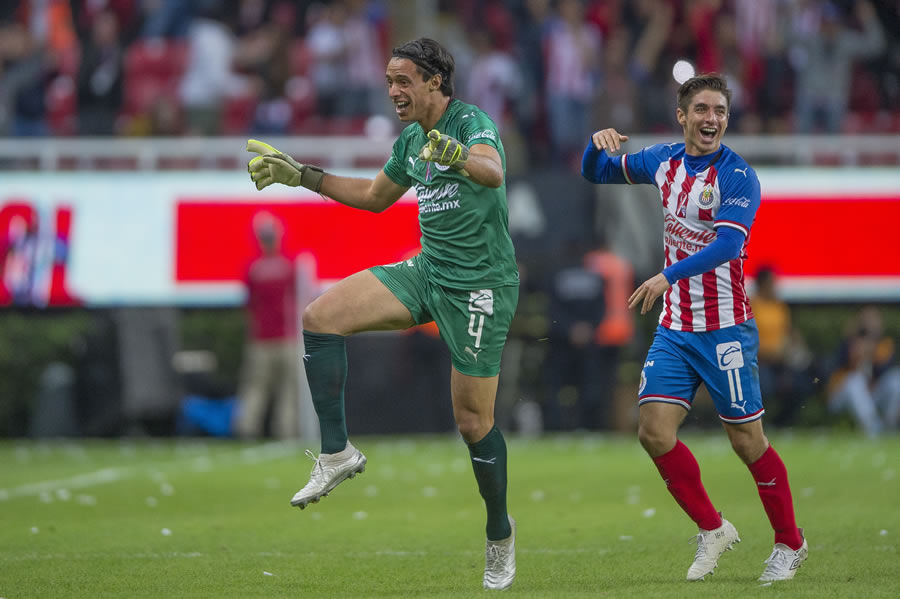 El partido entre Chivas y Veracruz estuvo lleno de emociones por el liderado de goleo del atacante y por el retiro de Salcido. FOTO: Mexsport