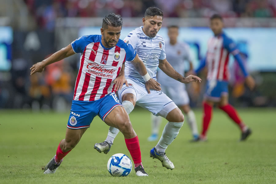 El partido entre Chivas y Veracruz estuvo lleno de emociones por el liderado de goleo del atacante y por el retiro de Salcido. FOTO: Mexsport