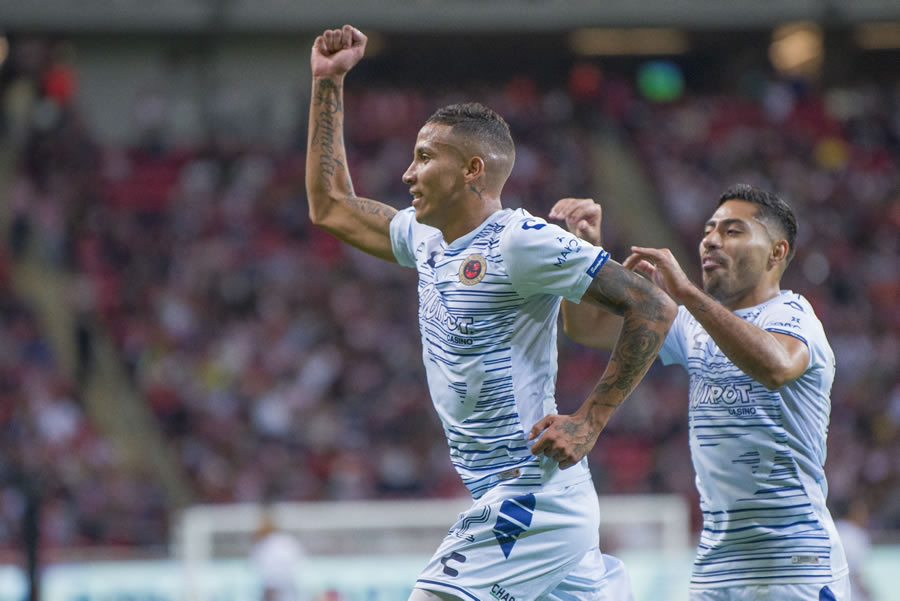 El partido entre Chivas y Veracruz estuvo lleno de emociones por el liderado de goleo del atacante y por el retiro de Salcido. FOTO: Mexsport