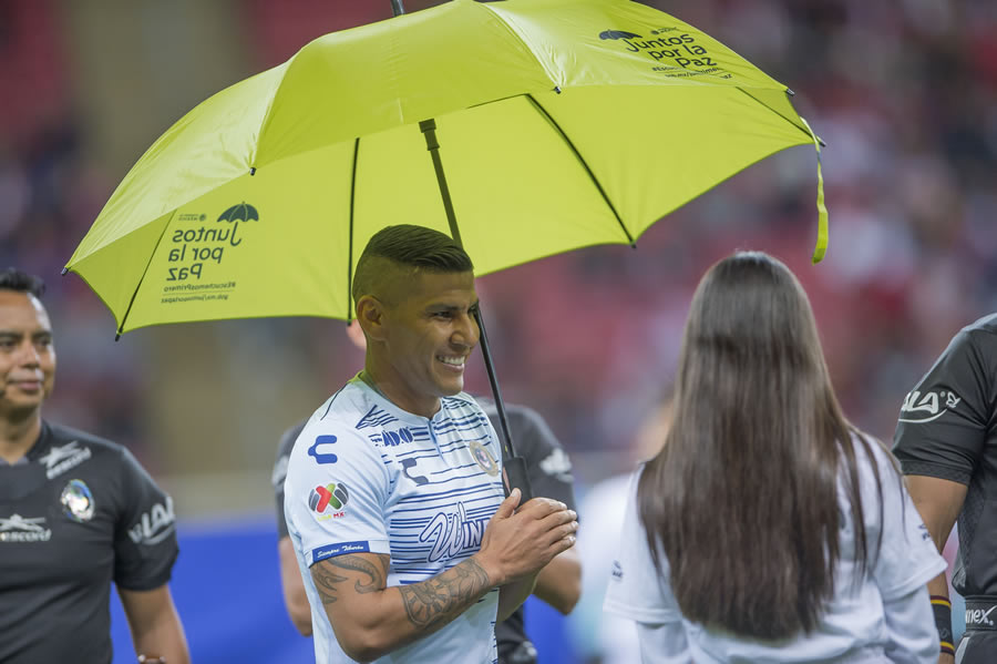 El partido entre Chivas y Veracruz estuvo lleno de emociones por el liderado de goleo del atacante y por el retiro de Salcido. FOTO: Mexsport
