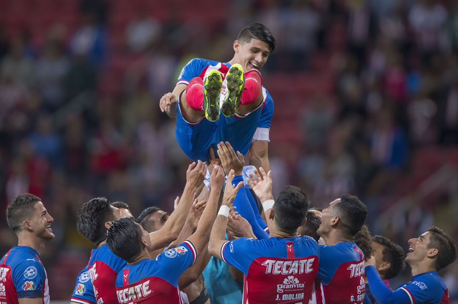 El partido entre Chivas y Veracruz estuvo lleno de emociones por el liderado de goleo del atacante y por el retiro de Salcido. FOTO: Mexsport